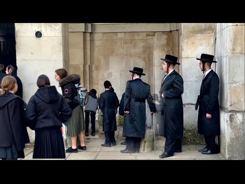 King’s Guard surprises a Stranger with a High-Five!