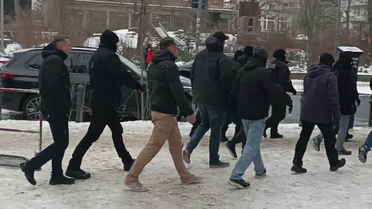 Das ist das Video vom Montag wo die wo die Nazis vom dritten Weg das gerichtsgebäude verlassen