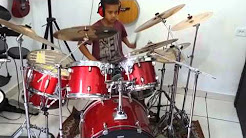Menino de 9 anos tocando bateria - Galileu