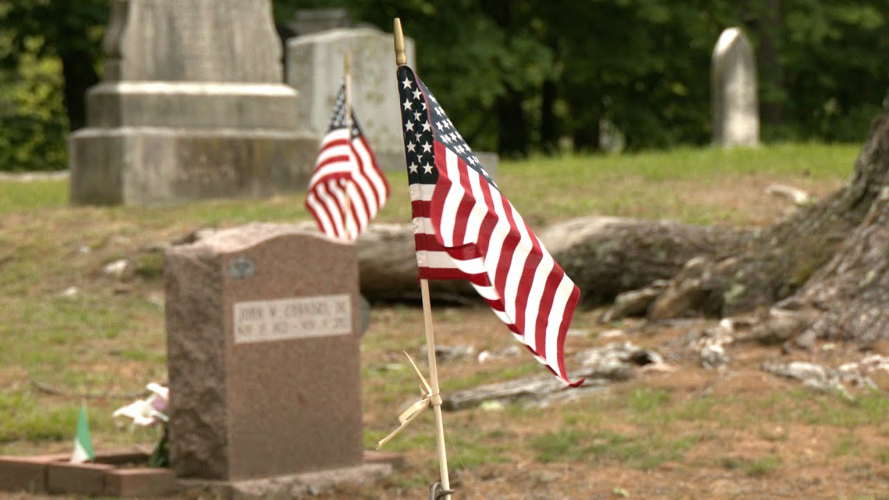 Volunteers Place Flags at Veterans' Graves for Memorial Day ...