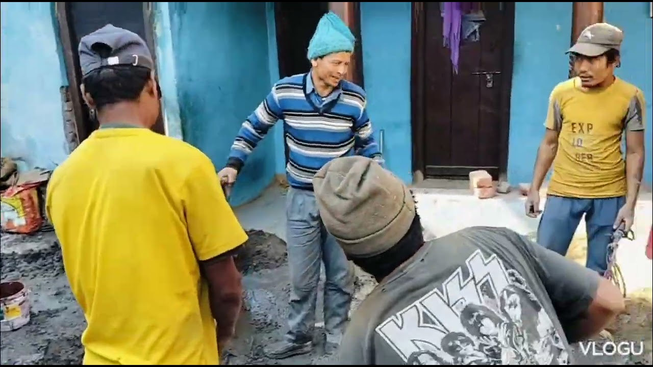 गांव के सभी लोगों ने हंसी मजाक और मस्ती में लेंटर रख दिया।