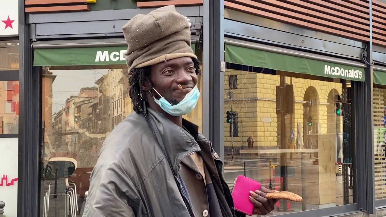 HOTEL SENZATETTO Un giorno tra i clochard  delle Colonne di san Lorenzo ai tempi del covid