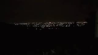 pemandangan kota mataram di malam hari dari atas bukit