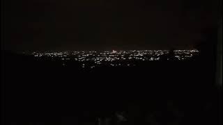 pemandangan kota mataram di malam hari dari atas bukit