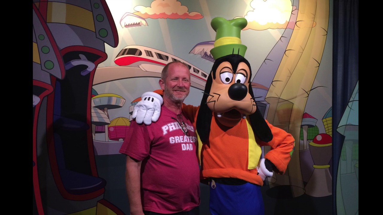 Meeting Goofy at Epcot Character Spot 2016 - YouTube