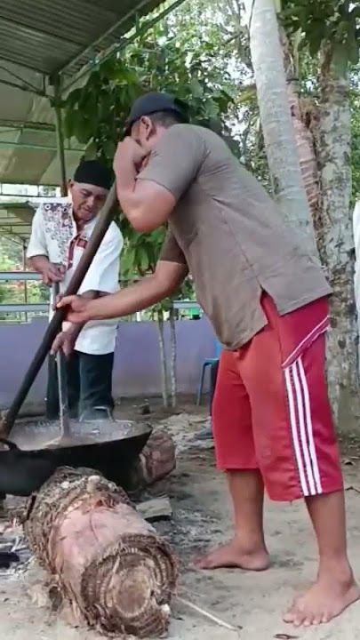 bernyanyi sambil membuat dodol