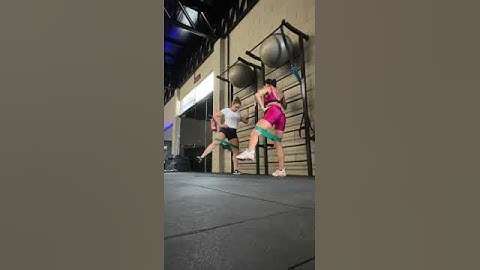 Abdução em pé com mini band