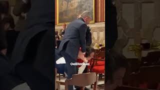 Una mujer expulsada del pleno de Sevilla por protestar po...