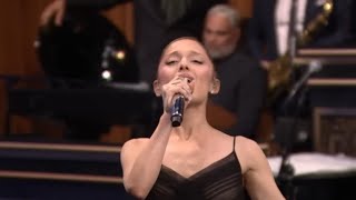 Ariana Grande performs Shallow by Lady Gaga at Jimmy Fallon