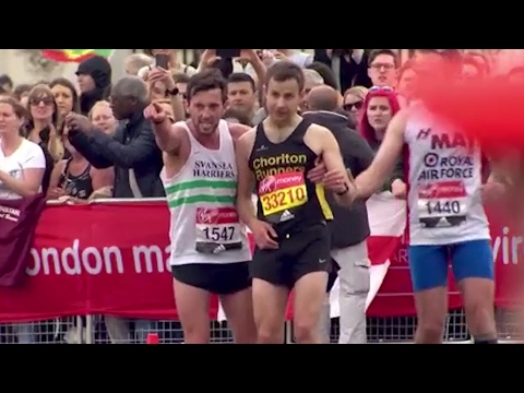 London Marathon runner helps exhausted athlete finish race – video