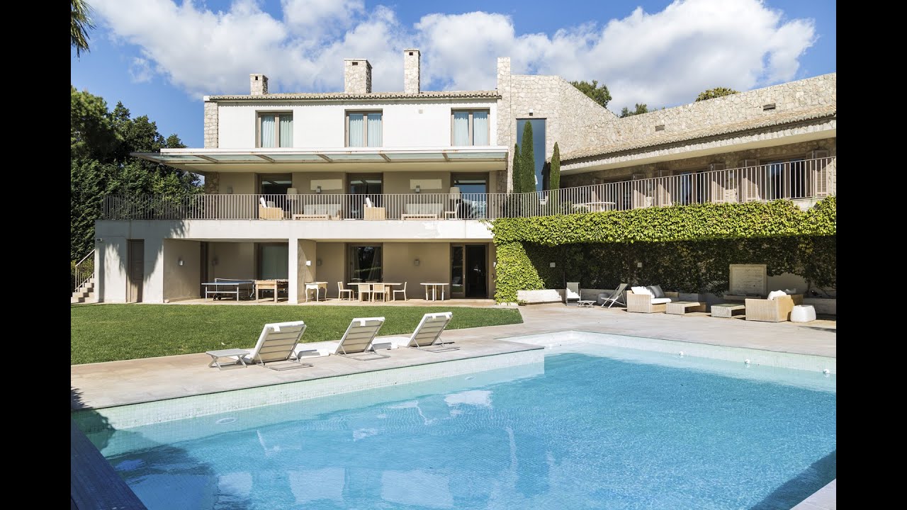 Luxury villa for sale in the exclusive Santa Barbara urbanisation