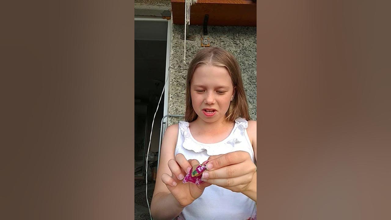 Мемасы про пладшую сестер. Девочки делают макияж свою младшую сестренку которой 3 года до 5. Младшая сестра испортила. Мем мл сестра. Младшая сестра испортила.