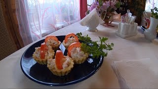 Тарталетки с крабовыми палочками, кукурузой и помидорами