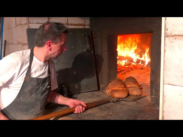More than 600 years! A historic bakery that has been baking in a wood-fired oven 🔥【Altamura, Italy】 class=