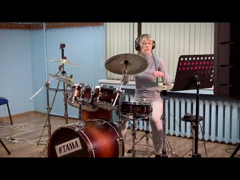 Видео: Девушка за барабанами и легендарная композиция The Show Must Go On (drum cover)