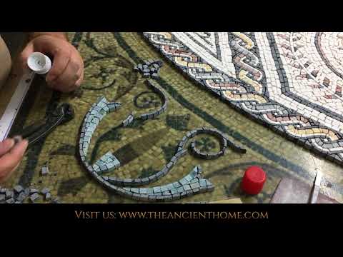 Video: Podeaua elegantă din mozaic cu o atingere tradițională, roșie