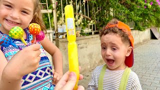 Kuzey ve Elif ile markete gittik. Kuzey sarı meybuz istedi. Elif renkli şekerler aldı