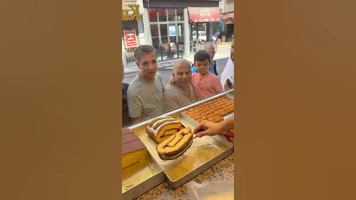 We’re at @fatih_parlar in Istanbul with the boys for Fatih Wrap (Revani Cake) 😋 With @yemedengezme