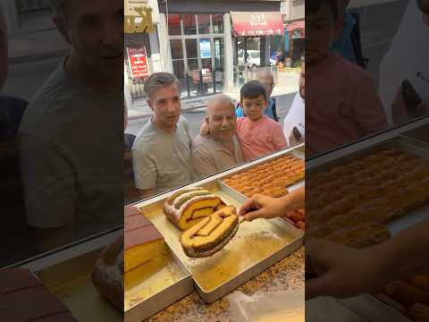 We’re at @fatih_parlar in Istanbul with the boys for Fatih Wrap (Revani Cake) 😋 With @yemedengezme