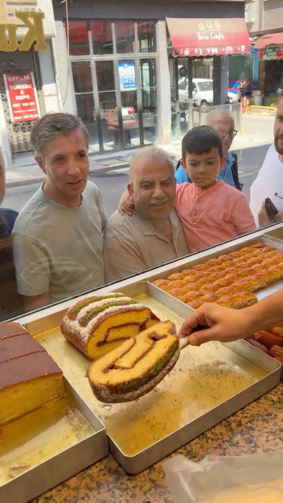 We’re at @fatih_parlar in Istanbul with the boys for Fatih Wrap (Revani Cake) 😋 With @yemedengezme