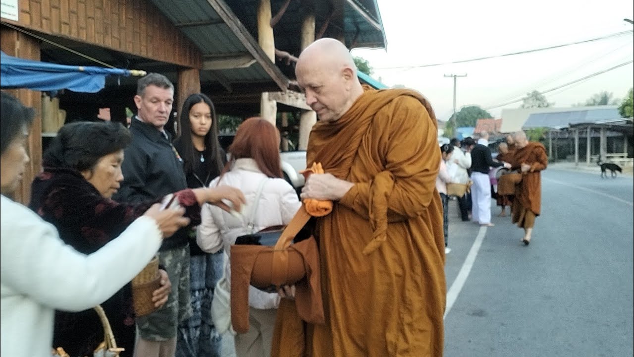 พระฝรั่ง ชาวต่างชาติ พระอาจารย์มาร์ติน ปิยธัมโม ออกบิณฑบาต 21-12-2567 #วัดภูฆ้องทอง