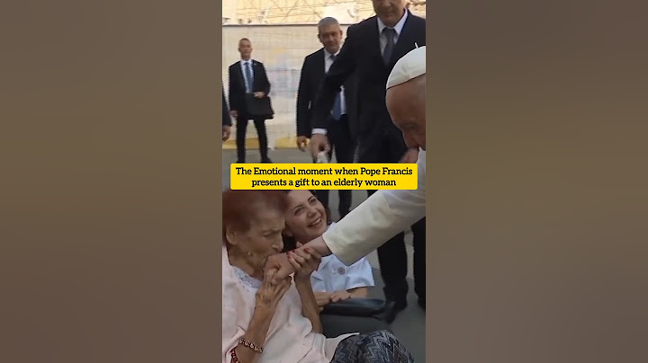 A Heartwarming Moment: Pope Francis presents a gift to an elderly woman #popefrancis #catholicchurch