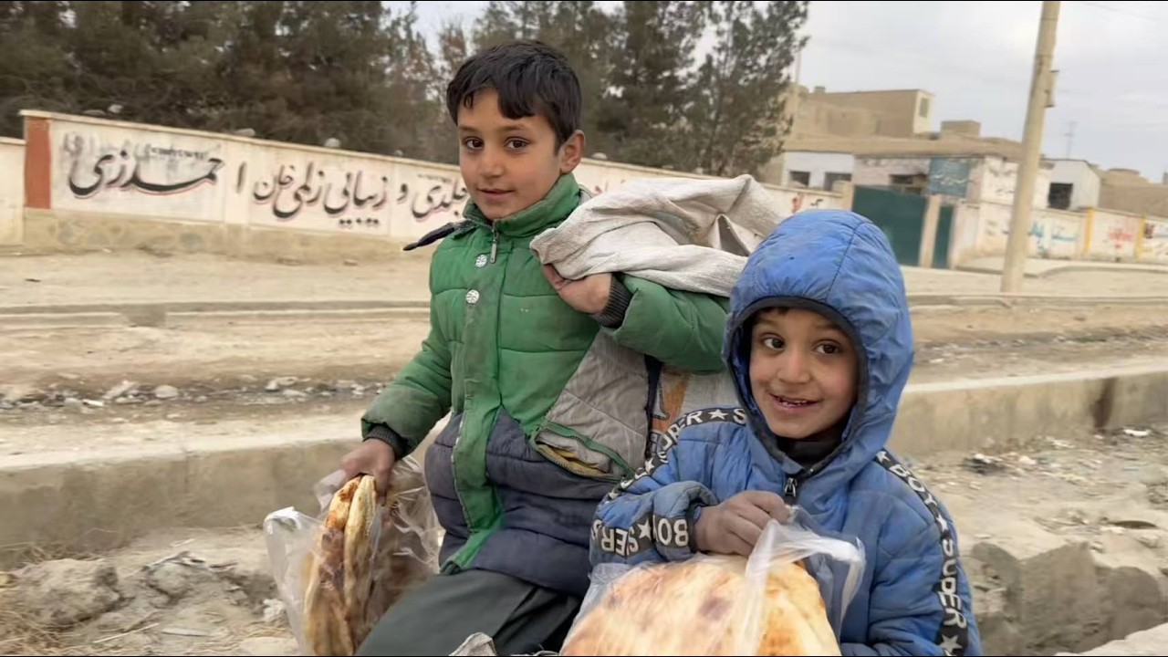 中國人的一包又一包饢,溫暖了阿富汗拾荒孩童的寒冬