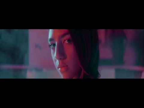 Assista ao videoclipe da música {trackName} de {artistName}