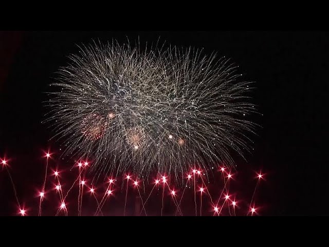 Fogos de artifício, incrível jogo de luz no céu