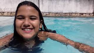 Indo Na Piscina Com Minha Amiga