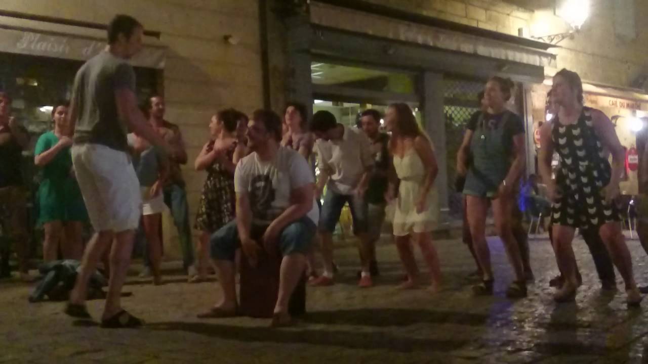 Bellissimo canto a capella tanti buoni vibrazioni in Sarlat