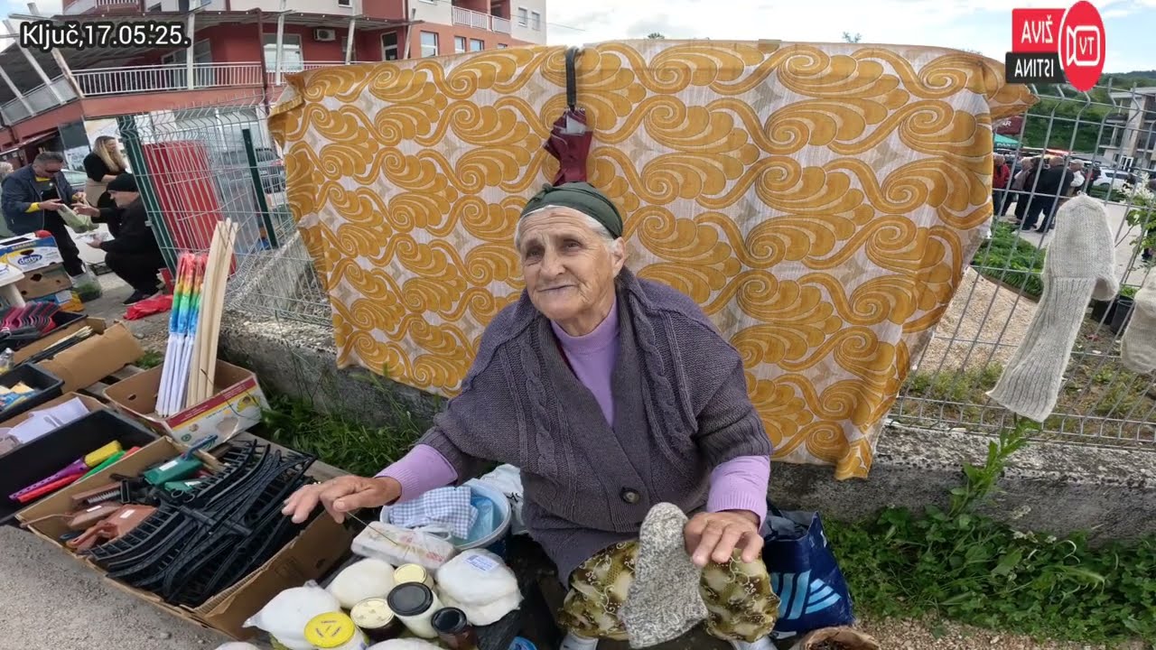 U POZNIM GODINAMA NA PIJACI U KLJUČU, RADI. SVEGA IMA, KUPACA NEMA.