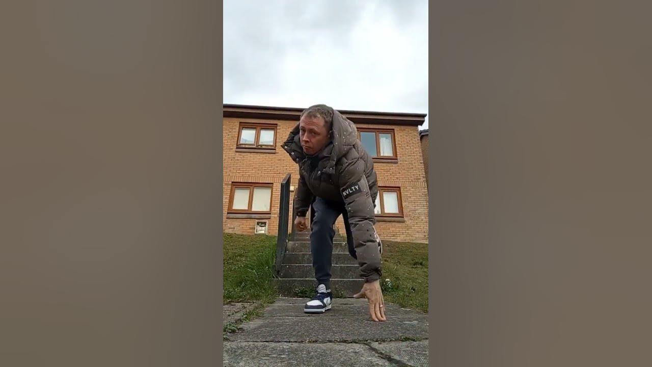 Хэллоу мир манера крутит мир. Танец хэлоу мир. Hello мир манера крутит. Меня крутит мир. Самая первая версия стандофф.