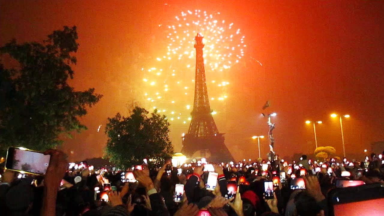 Happy New Year 2020 || Fireworks || Eiffel Tower Bahria Town Lahore |