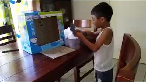 Rv demonstrating his brand new gadget