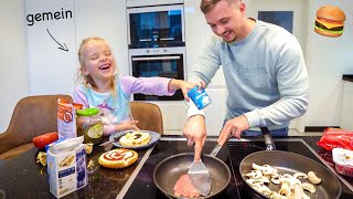 Kleine Schwester (4) bestimmt was in mein Burger kommt