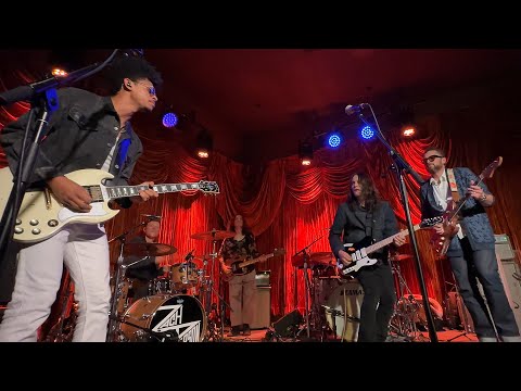 Zach Person, Tyler Bryant & Rhett Shull Jam! Gibson Les Paul + Fender Triplecaster & Novo Serus J