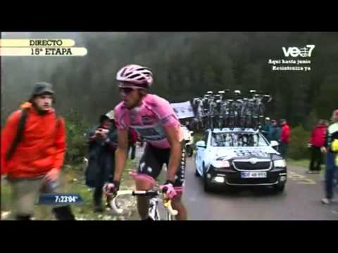 Video: Contador veilt 2011 Giro d'Italia 'winnende' fiets voor Rode Kruis