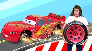 Rayo McQueen y la Gran Carrera Urbana | Coches de Juguete en Acción