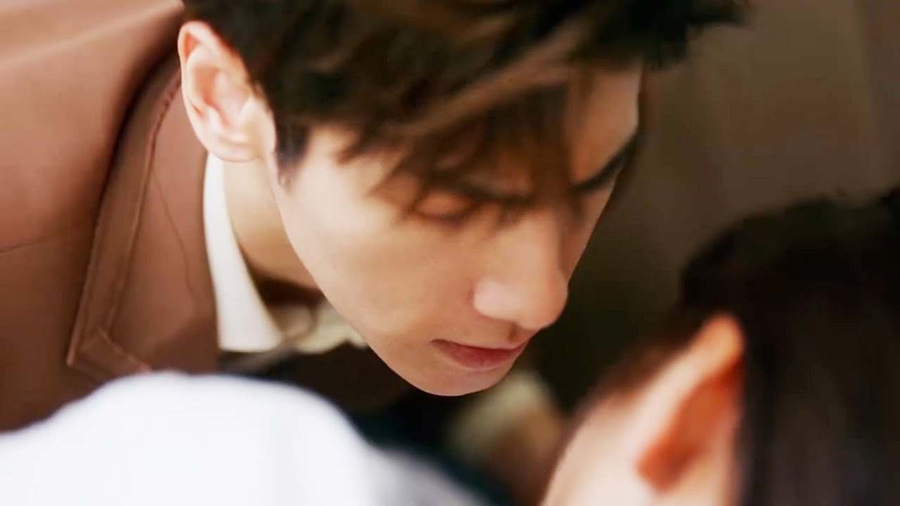 Босс ухаживает за пьяной Золушкой, стал подушкой в постели