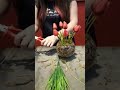 Montagem de arranjo de tulipas artificiais