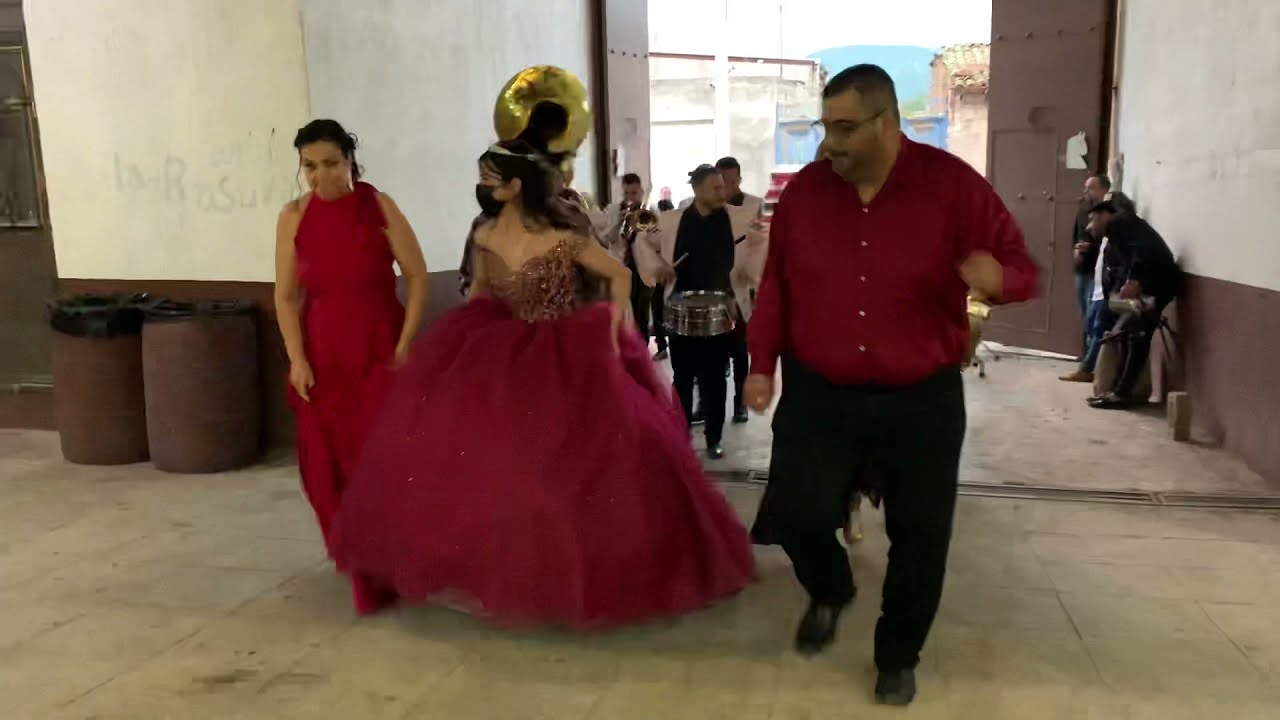 La quinceañera entrando con la Banda Monarca