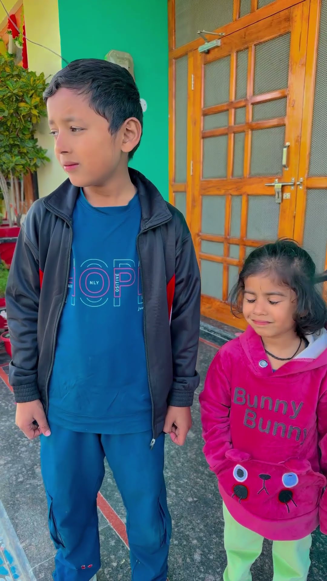 Bhai Gate Per Koi Hai ?? #shorts #love #ytshorts #emotional #gadar2 #viralshorts
