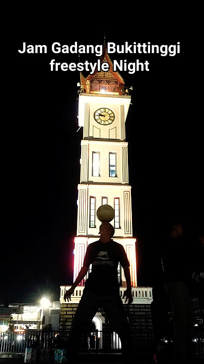 Jam Gadang Bukittinggi Freestyle Malam🤩#shorts #football #cr7 #bukittinggi #jamgadangbukittinggi
