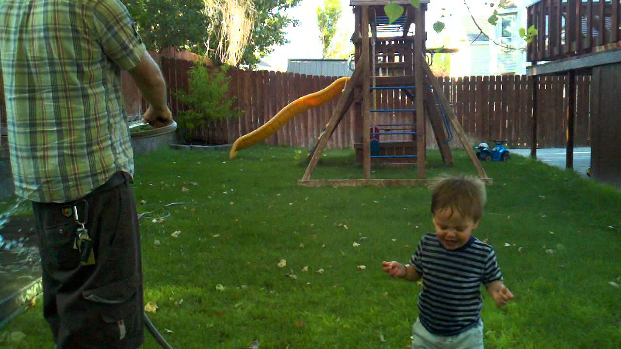 Diego, Papi and a water hose - YouTube