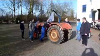 Schüler restaurieren alten Porsche-Trecker