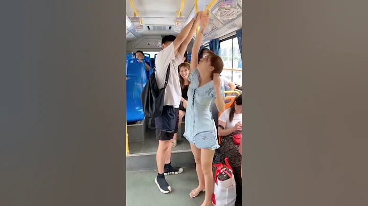 搞笑 - 誰來救救我，我被公交車卡住了！ - 天天要聞