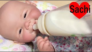 リアル赤ちゃんのリボーンドールちゃんのミルクタイム　哺乳瓶で飲ませましょう