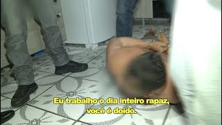 Homem é detido suspeito de roubo e discute com a polícia