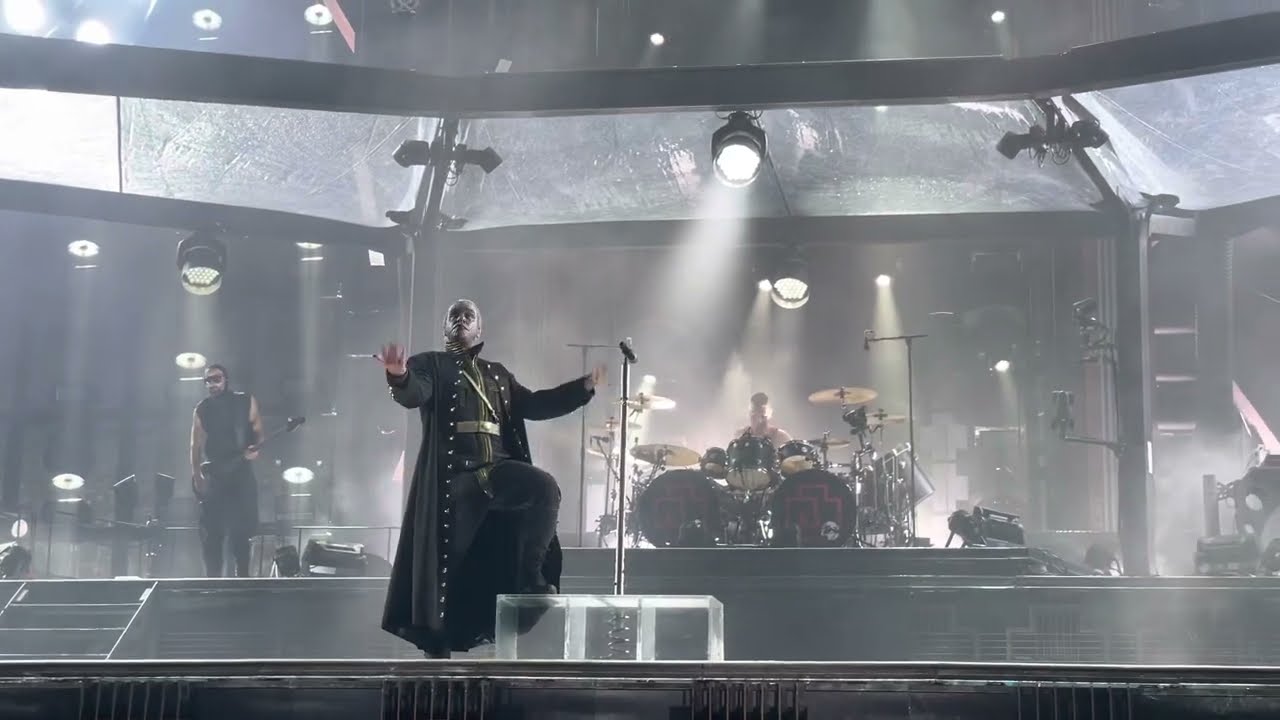 Rammstein live Montreal Canada intro + Armee der Tristen (Front line ...